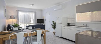 Scenic Beach Apartment - Best Value, Walk To Beach *New Listing 2020*