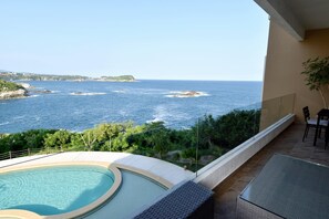 A pool with a view of the sea and distant land. - Punta Arrocito B202 (Santa María Huatulco)