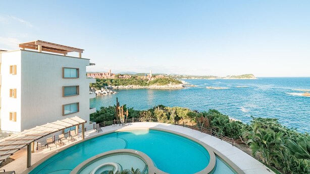 A poolside view with a clear view of the sea and a distant island. - Punta Arrocito B202 (Santa María Huatulco)
