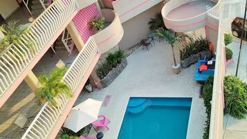 屋外プール、営業時間 8:00 ~ 20:00、プール パラソル