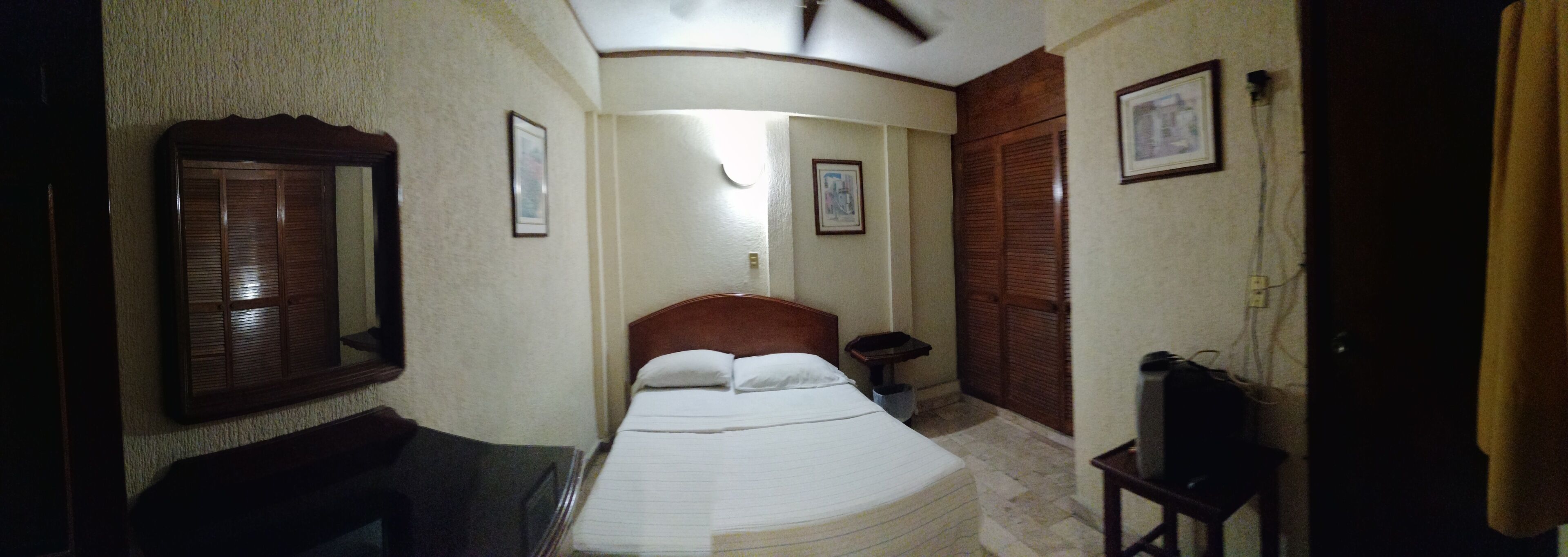 Escritorio y espacio para trabajar con laptop 