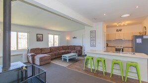 Eine moderne Wohnung mit Wohnzimmer, Küche und einem großen Fenster.