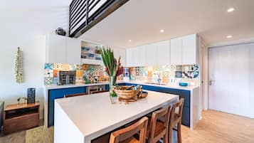 Kondominium, Beberapa Tempat Tidur (2073 - Mixie 307) | Dapur pribadi | Lemari es, microwave, pemanggang roti, dan peralatan masak/sendok-piring
