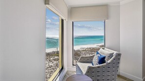 Ein Balkon mit Blick auf Strand und Meer.