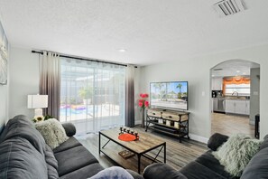 Smart TV, foosball, table tennis, books - 🌴 Great escape with private heated pool LOOK INSIDE  (Port Richey)