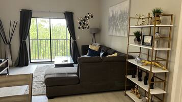Smart-tv, dvd-afspiller, bordtennisbord