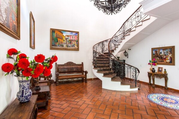 المنشأة من الداخل