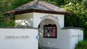 A small building with a sign that reads "Bahnhof Schöffen" and "Autostraße zum Schöffen". - Apartment 424 with indoor pool (Bad Reichenhall)