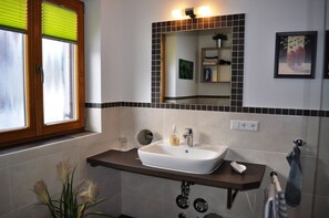 Een douche, een haardroger, handdoeken