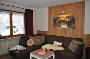 Flatscreentelevisie, een dvd-speler, een tafeltennistafel en een stereo