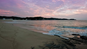 A beach with gentle waves and a sunset sky. - Villamar 101 (Santa María Huatulco)