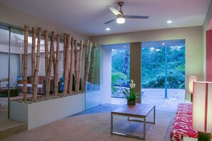 Condo, 1 cama King size (1059 - Villamar 101) | Sala de estar | Televisión 