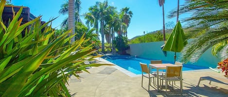 Condo, 1 cama King size (1059 - Villamar 101) | Alberca | Alberca al aire libre y camastros