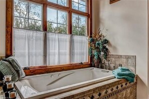 Duschwanne, Whirlpool, Haartrockner, Handtücher