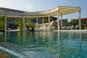 Condo, várias camas (1055 - Cosmo 3A1) | Piscina | Piscina infinita, piscina de raia, espreguiçadeiras