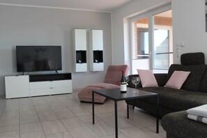 Smart-tv, een open haard en boeken