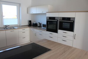 Een koelkast, een microgolfoven, een oven, een kookplaat