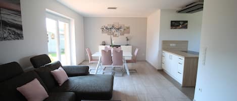 Smart TV, lareira, livros