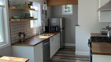 Réfrigérateur, four à micro-ondes, un four, surface de cuisson