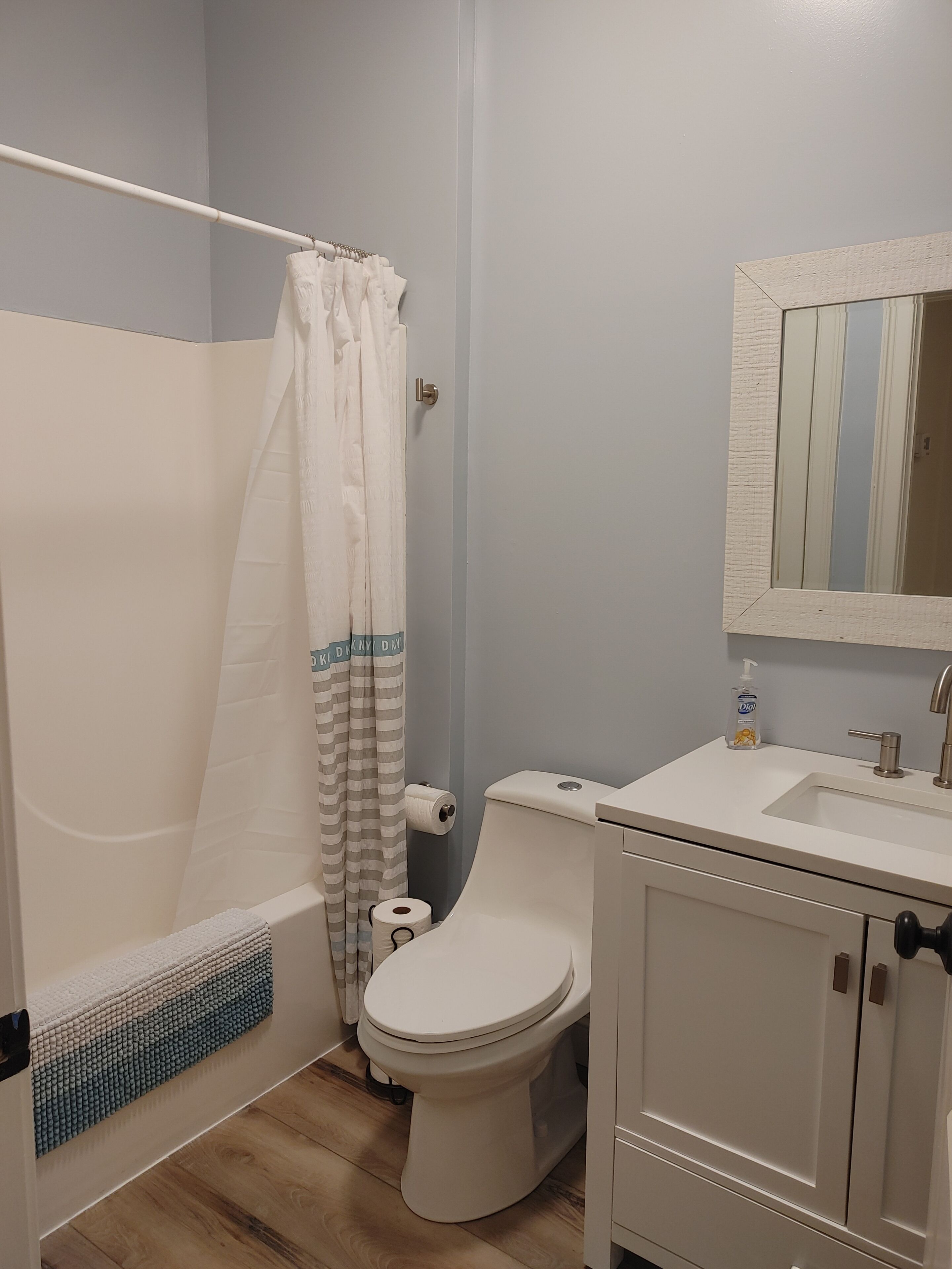 Ensemble douche/baignoire, sèche-cheveux, serviettes fournies, savon