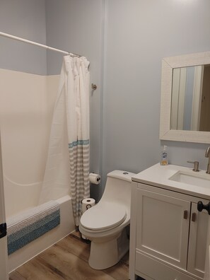 Bañera con ducha, secador de pelo, toallas, jabón