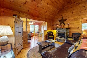 テレビ、暖炉、ステレオ