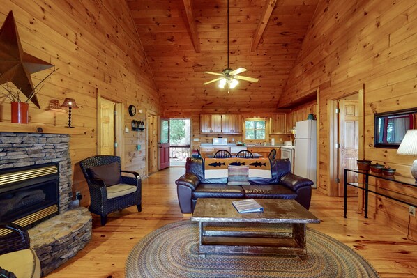 テレビ、暖炉、ステレオ