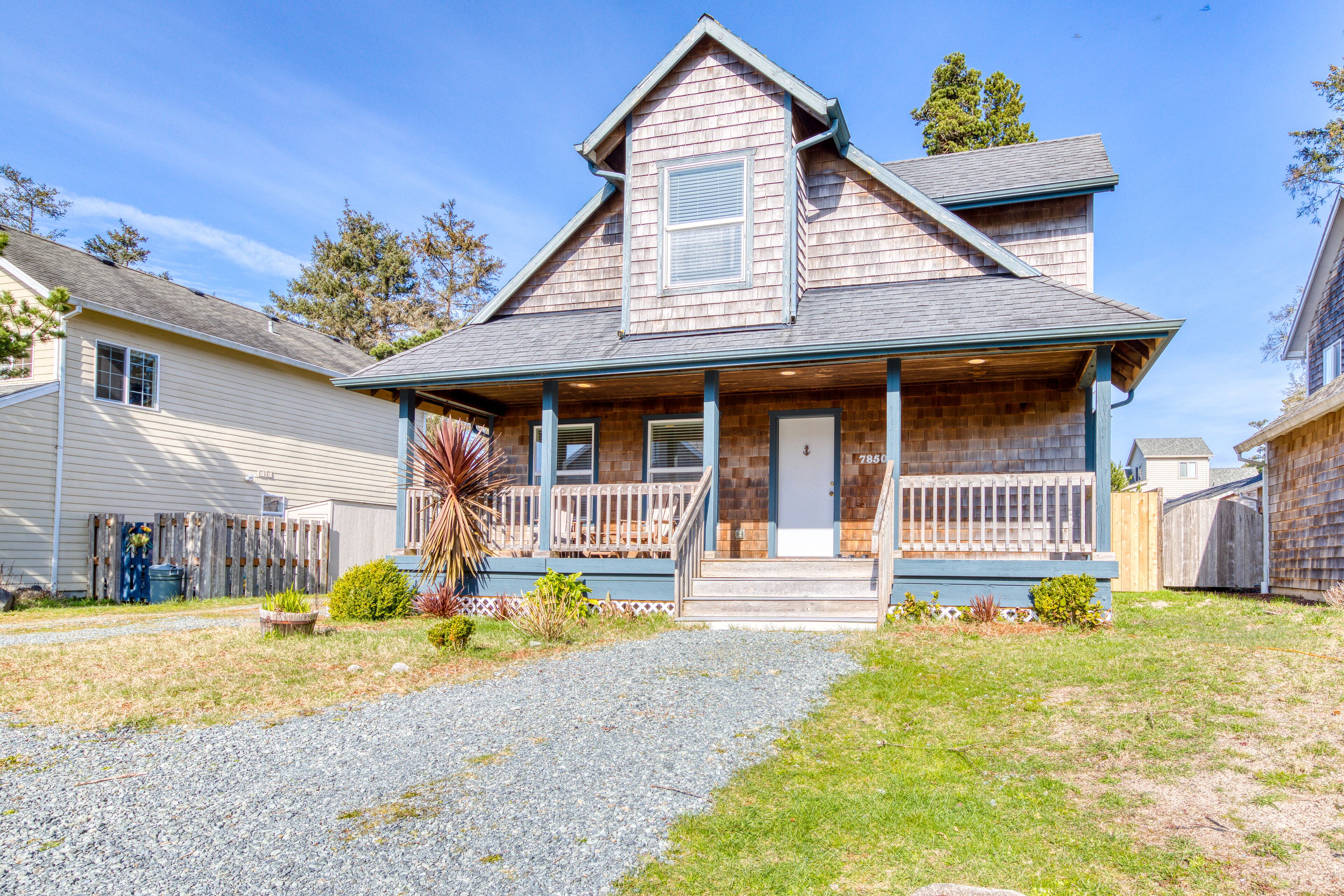 Modern dog-friendly house w/ private hot tub, gas fireplace, & free WiFi