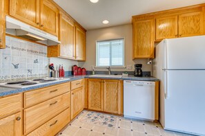 Fridge, microwave, stovetop, dishwasher