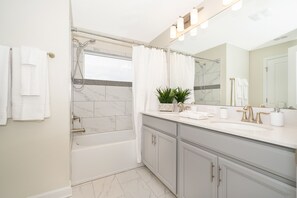 Combined shower/bathtub, hair dryer, towels - (AR8947)  Home 4/3 Private Pool & Free Waterpark (Kissimmee)