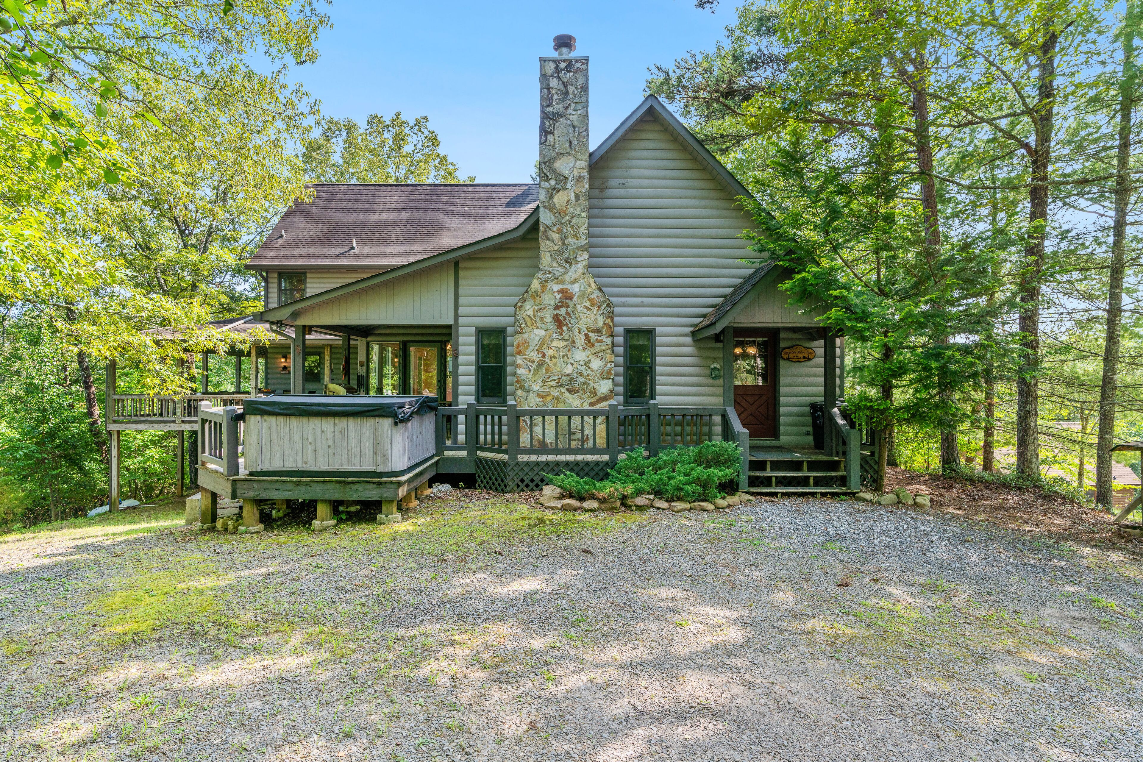 Mountain cabin with stunning views, minutes to great golf courses