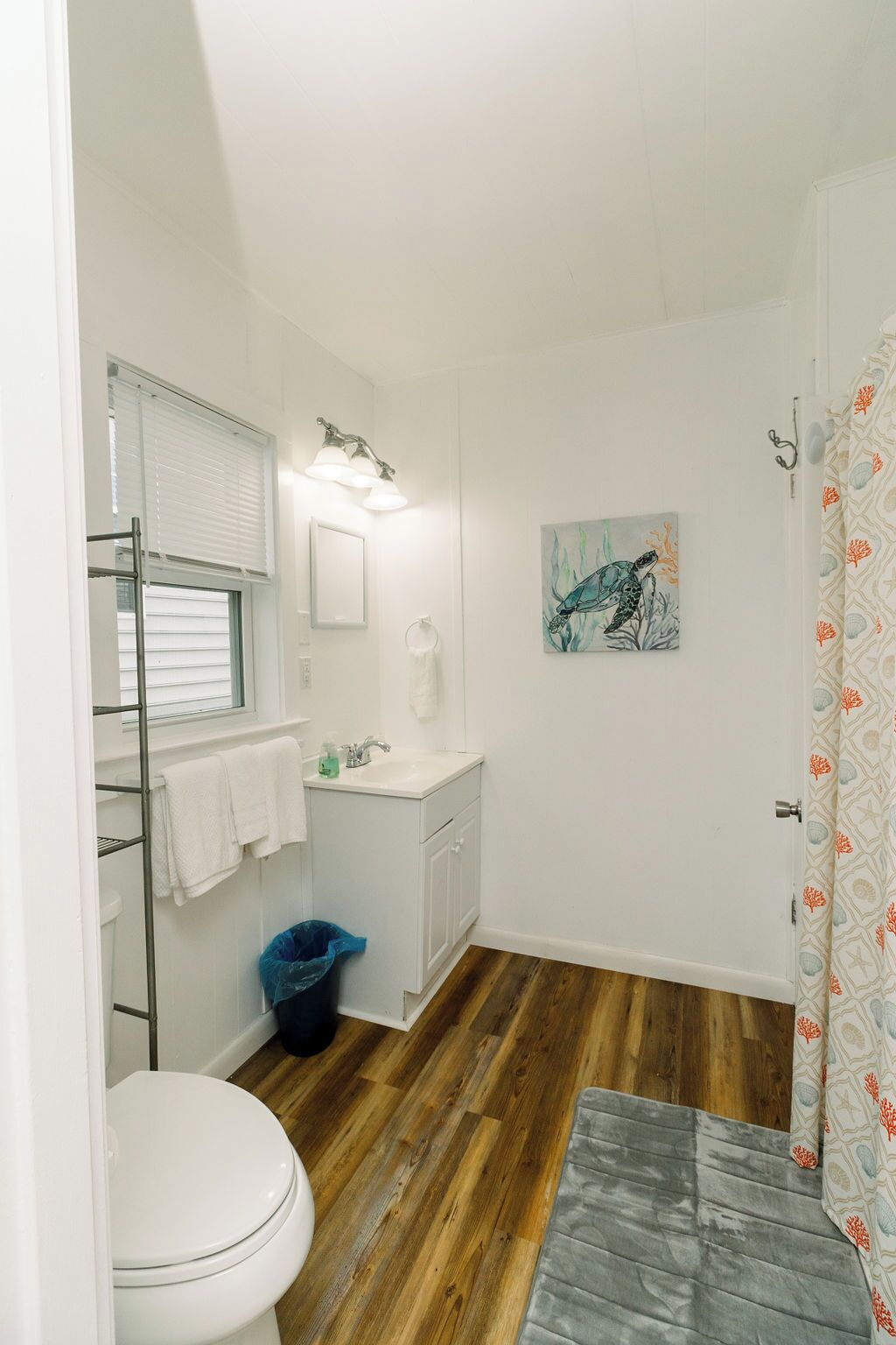 Un baño con inodoro, lavabo y ducha.