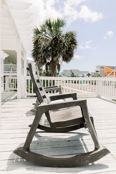 THE SEASCAPE - OCEAN VIEWS!! Ultra Clean 2nd Row Beach House—1K-1Q-1D,1T,1SS