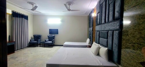 Milton lodge guest house in G 13/1 near the Islamabad international irport