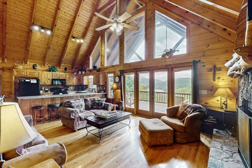 Amplia casa de montaña con bañera de hidromasaje privada, sala de juegos y áreas de estar al aire libre