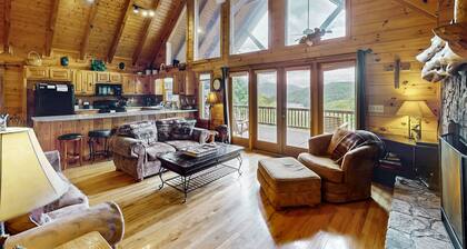 Amplia casa de montaña con bañera de hidromasaje privada, sala de juegos y áreas de estar al aire libre