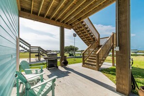 Outdoor dining - High Tide- All-day Fishing, Quick East Bay Access (Bay City)