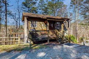 Exterior - Cute cabin in the woods with full kitchen, fireplace, balconies, grill, & WiFi (Cherry Log)