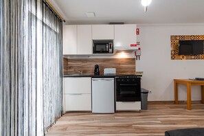 Kühlschrank, Mikrowelle, Ofen, Wasserkocher mit Kaffee-/Teezubehör