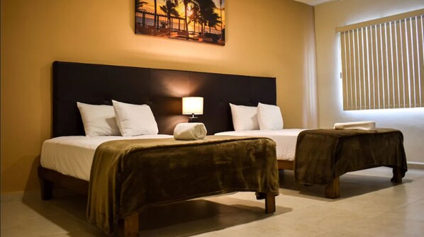 Habitación doble Confort, 6 habitaciones, vista al parque | Caja de seguridad en la habitación y espacio para trabajar con laptop