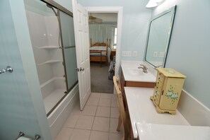 Combined shower/tub - Lion in da Sun - Second Row in Surfside Beach (Surfside Beach)