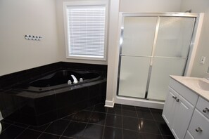 Combined shower/tub - Lion in da Sun - Second Row in Surfside Beach (Surfside Beach)