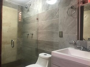 Junior-Suite | Badezimmer | Dusche, Handtücher, Seife, Shampoo