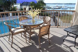 Outdoor dining - Marlin Quay 101 - Second Row (Channelfront) in Garden City Beach (Garden City Beach)