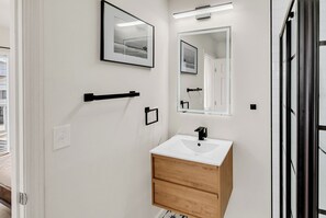 Combined shower/tub - House Call - Oceanfront in Garden City Beach (Garden City Beach)