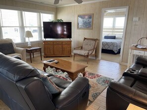 6 bedrooms, internet - Electa's Place - Second Row in Garden City Beach (Garden City Beach)