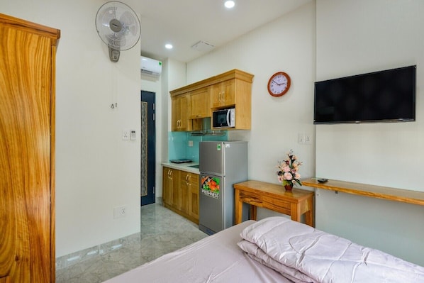 City Studio | Desk, blackout drapes, iron/ironing board, free WiFi