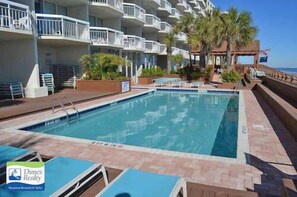 Een binnenzwembad, een verwarmd zwembad