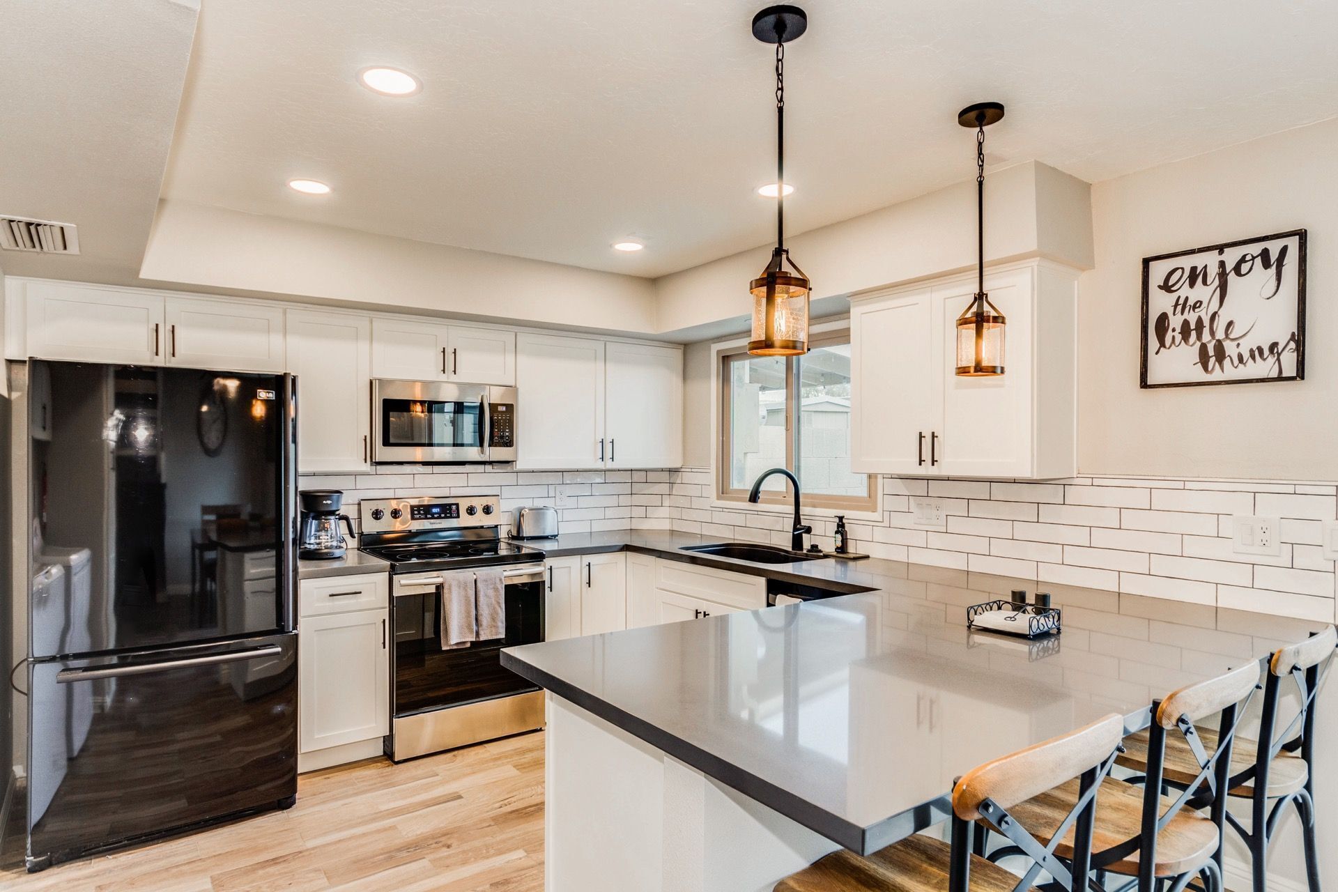 Kjøleskap, mikrobølgeovn, ovn og kokeplater