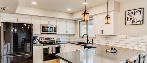 Kjøleskap, mikrobølgeovn, ovn og kokeplater